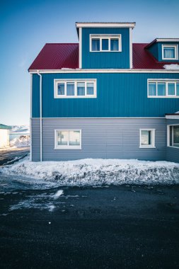 Soğuk mevsimde karda tipik İzlanda evi