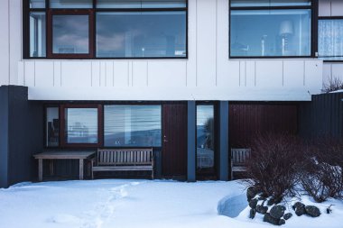 Soğuk mevsimde karda tipik İzlanda evi