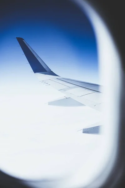 Bovenaanzicht Van Binnenuit Raam Vliegtuig Van Een Blauwe Lucht Vleugel — Stockfoto