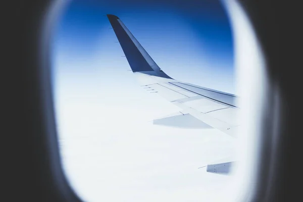 Bovenaanzicht Van Binnenuit Raam Vliegtuig Van Een Blauwe Lucht Vleugel — Stockfoto