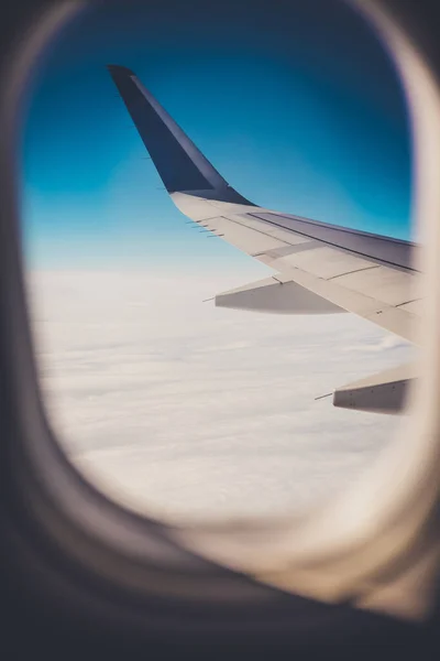 Вид Сверху Внутреннего Окна Самолета Голубого Неба Крыла — стоковое фото