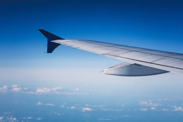 Bovenaanzicht Van Binnenuit Raam Vliegtuig Van Blauwe Lucht Vleugel — Stockfoto