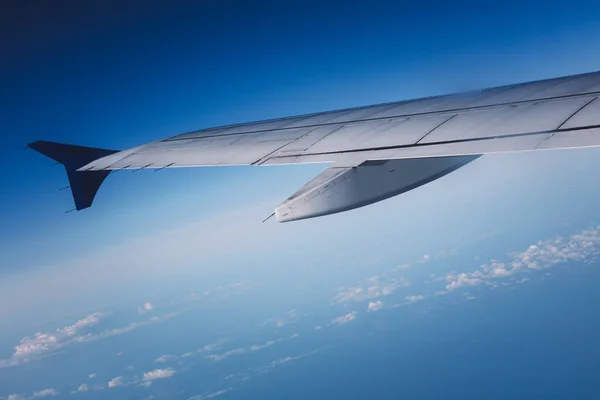 Bovenaanzicht Van Binnenuit Raam Vliegtuig Van Blauwe Lucht Vleugel — Stockfoto