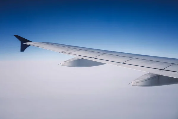 Bovenaanzicht Van Binnenuit Raam Vliegtuig Van Blauwe Lucht Vleugel — Stockfoto