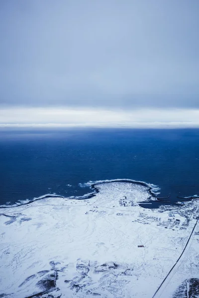 Vista Aérea Uma Atmosfera Fria Sobre Costa Islândia — Fotografia de Stock