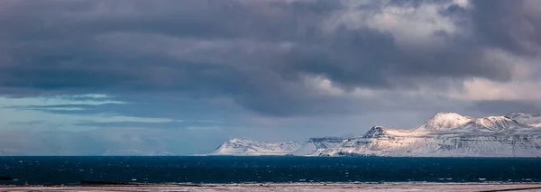 Igreja Ingjaldsholl Islândia Oceano Atlântico Norte — Fotografia de Stock