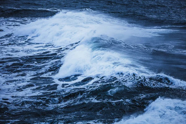 Onde Nell Oceano Gatklettur Islanda Oceano Atlantico Settentrionale — Foto Stock