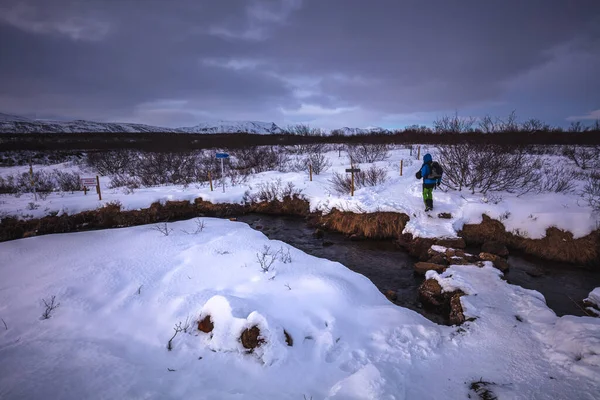 Мужчина Идет Тропе Бруарфоссу Исландии Северному Атлантическому Океану — стоковое фото