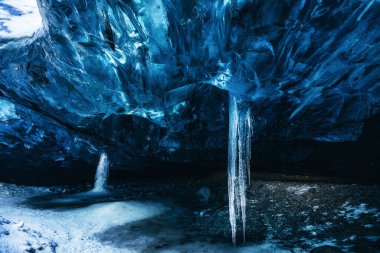 Jokulsarlon buzullarındaki mağaralarda mavi buz dokusu, İzlanda, Kuzey Atlantik Okyanusu