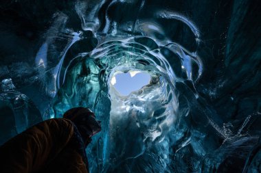 Jokulsarlon buzulu, İzlanda, Kuzey Atlantik Okyanusu 'ndaki mavi buz mağaralarında gezgin.