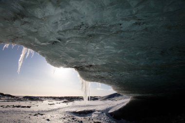 Jokulsarlon buzulundaki mavi buz mağaraları, İzlanda, Kuzey Atlantik Okyanusu