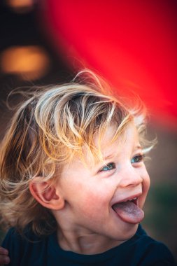 Küçük komik çocuk iki yılını kutluyor.