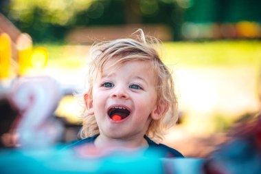 Küçük komik çocuk iki yılını kutluyor.