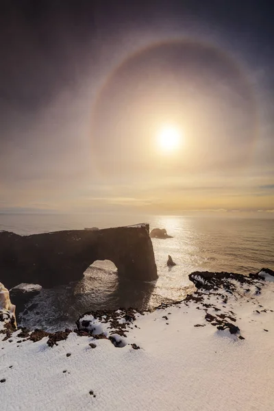 Sun Halo Sobre Dyrholaey Promontory Islândia Oceano Atlântico Norte — Fotografia de Stock