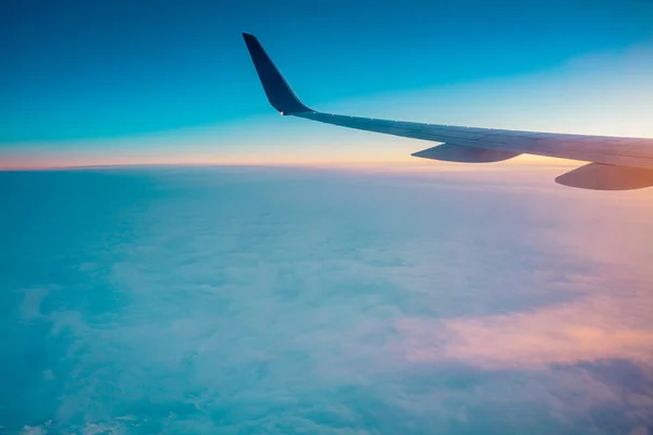 Bovenaanzicht Van Binnen Venster Vliegtuig Van Een Zonsondergang Lucht Vleugel — Stockfoto