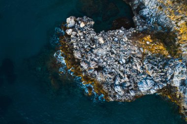 İtalya 'da kayalık bir sahil manzarası