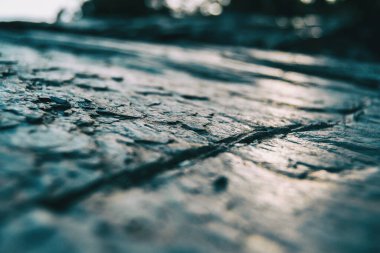 Zemin seviyesinde alınan gri taş döşeme dokusunun makrosu