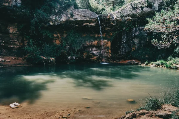 Paisagem Com Uma Piscina Com Cachoeira Lugar Catalunha Espanha — Fotografia de Stock