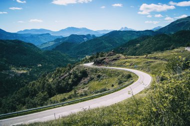 Yukarıdan bakan kıvrımlı bir dağda yol. katalonya, İspanya