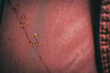 Su geçirmez bir beze bir damla su damlatıyor.