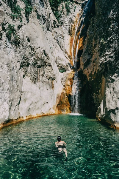 Fille Dans Eau Dans Une Cascade Sadernes Catalonie — Photo