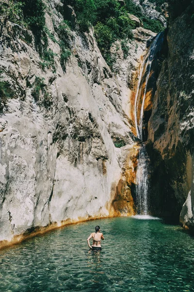 Fille Dans Eau Dans Une Cascade Sadernes Catalonie — Photo