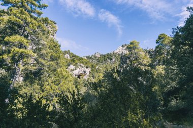 Limanların doğal parkının dağlarında bulutlu bir gün, tarragona 'da (İspanya). Fotoğraf, yürüyüş yolunun bir izinden alındı.