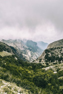 Limanların doğal parkının dağlarında bulutlu bir gün, tarragona 'da (İspanya). Fotoğraf, yürüyüş yolunun bir izinden alındı.