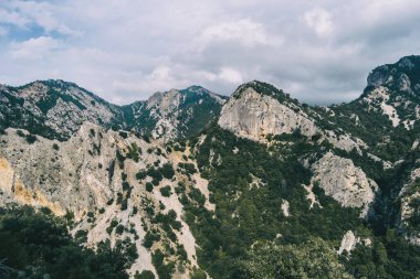 Limanların doğal parkının dağlarında bulutlu bir gün, tarragona 'da (İspanya). Fotoğraf, yürüyüş yolunun bir izinden alındı.