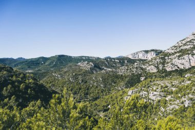 Katalonya 'daki bir dağın tepesinden manzara. Metin için alanı olan fotoğraf