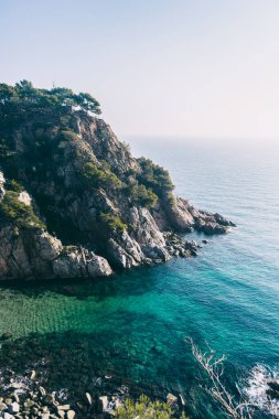 Güneşli bir günde İspanya Costa Bravo 'nun plaj ve koylarının manzarası.