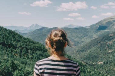 İspanya dağlarında küçük bir patika boyunca yürüyen bir kız. Güneşli bir yaz gününde