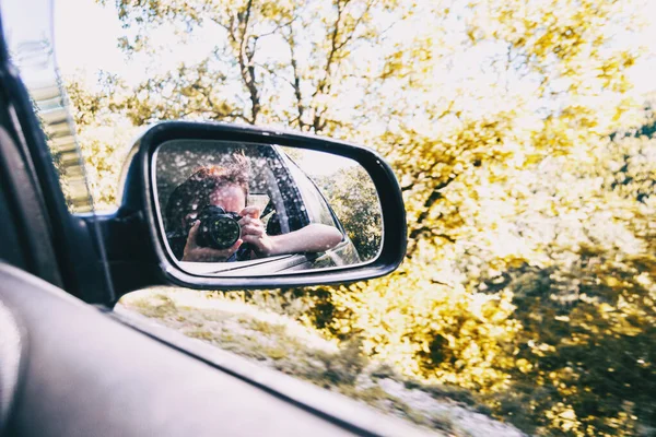 Selfie Van Een Meisje Het Achteraanzicht Van Auto Terwijl Auto Stockafbeelding