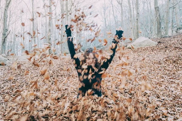 Mujer Disfrutando Otoño Captura Hojas Amarillas Cayendo — Foto de Stock