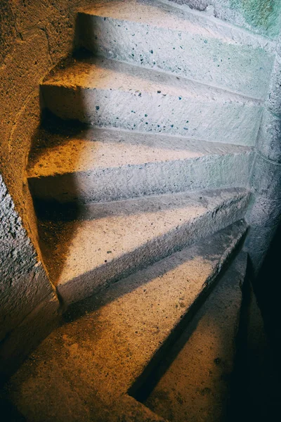 Vista Uma Escada Espiral Feita Pedra Velha Sem Trilhos Estreita — Fotografia de Stock