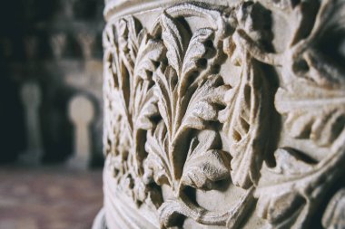 Mermere eski çağdan kalma bir sınır kazınmış.