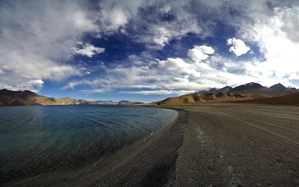 Himalaya meer met blauwe hemel en wolken — Stockfoto