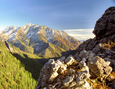 Doğada Sayan dağ silsilesi (sonbahar manzaraları )