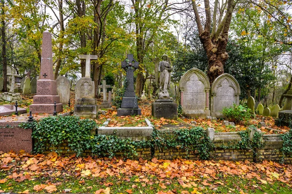 Londra, İngiltere - 11 / 01 / 20 - Londra 'nın kuzeyindeki tarihi Highgate mezarlığında soğuk bir sonbahar günü - İngiltere