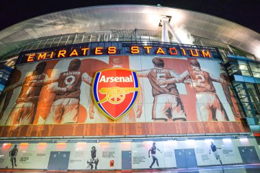 Londra / İngiltere - 12 / 3 / 20 - Covid-19 salgını nedeniyle sekiz aylık aradan sonra Arsenal stadyumuna dönen ilk taraftarlar