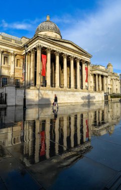 Yağmur durduktan kısa bir süre sonra Ulusal Galeri 'ye yansıdı.