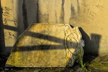 Walthamstow Köyü yakınlarındaki eski kilisenin yanında kırık bir mezar.