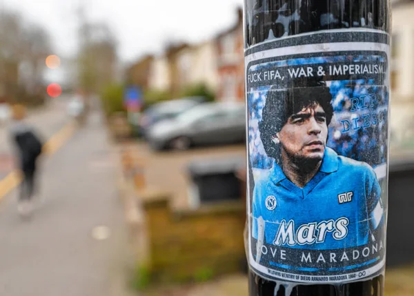 Londra 'daki Arjantinli futbolcunun çıkartması.