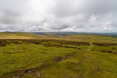 Devon, İngiltere 'deki Dartmoor Ulusal Parkı' nın vahşi çorak arazisi.