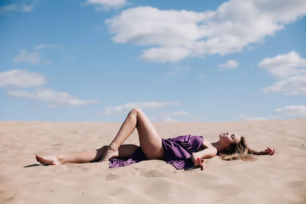 사막에서 자줏빛 천을 두른 젊고 날씬 한 소녀의 모습 — 스톡 사진