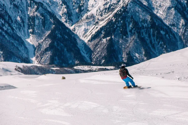 Pessoas esqui e snowboard em um belo resort nas montanhas da Geórgia — Fotografia de Stock