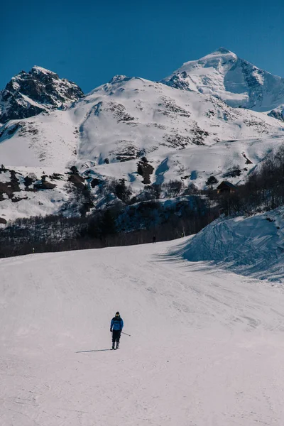 Människor åker skidor och snowboard på en vacker semesterort i bergen i Georgien — Stockfoto