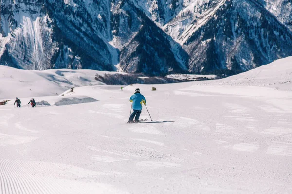 Pessoas esqui e snowboard em um belo resort nas montanhas da Geórgia — Fotografia de Stock