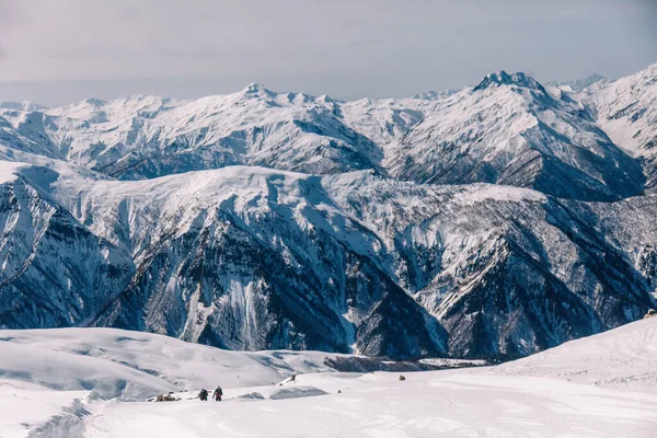 Pessoas esqui e snowboard em um belo resort nas montanhas da Geórgia — Fotografia de Stock