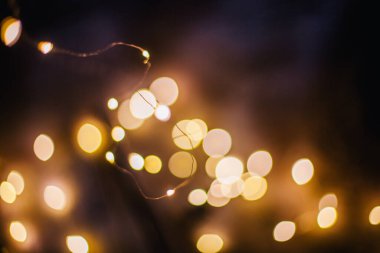 Karanlık bir odada Noel çelenginden Bokeh